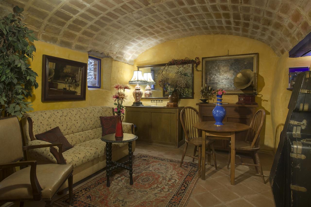 Hostal Blau Peratallada Buitenkant foto